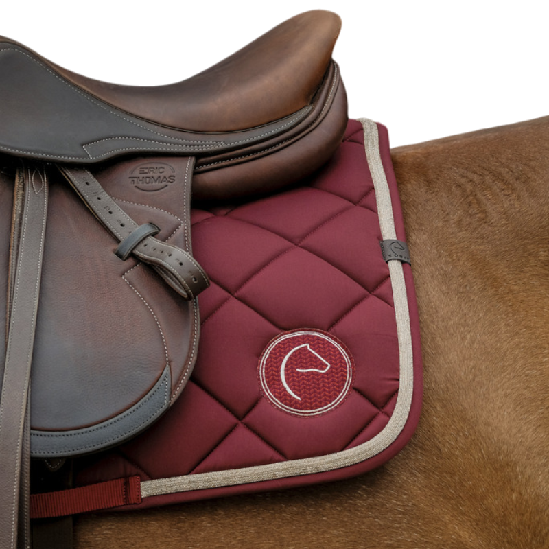 Equithème - Tapis de selle Badge 2.0 bordeaux | - Ohlala