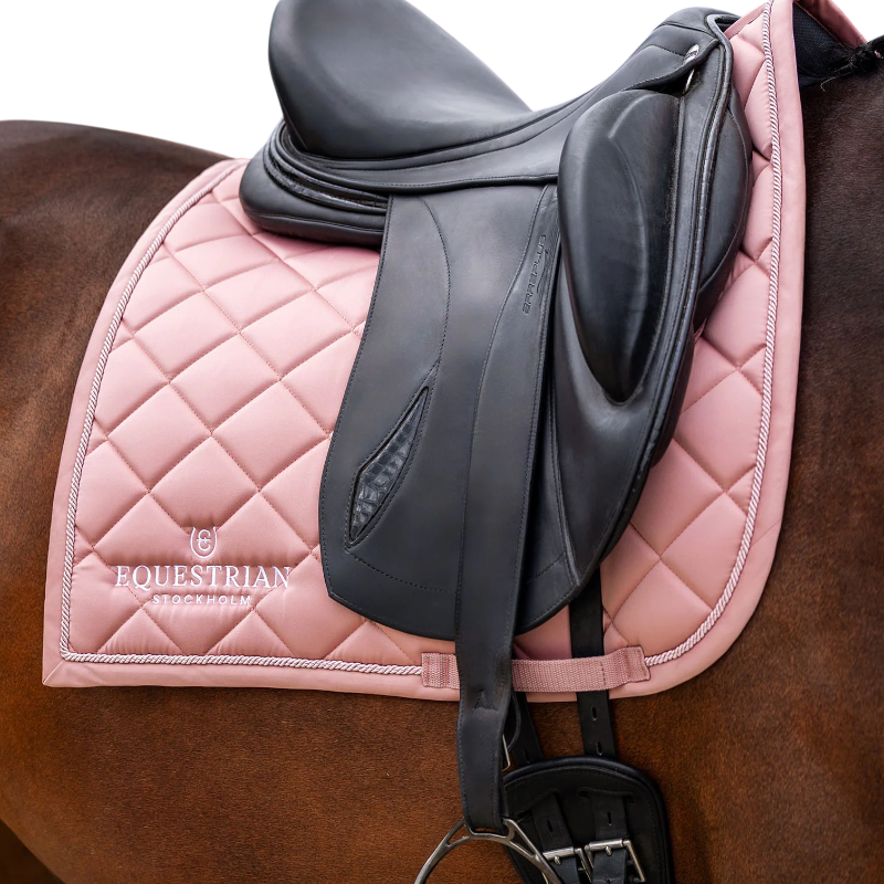 Equestrian Stockholm - Tapis de dressage Line rose | - Ohlala