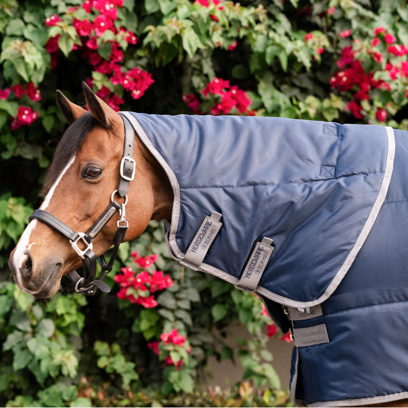 Horseware - アミーゴ リップストップ インシュレーター プラス ポニー ステーブルラグ マリン/チタニウムグレー 200g | - Ohlala