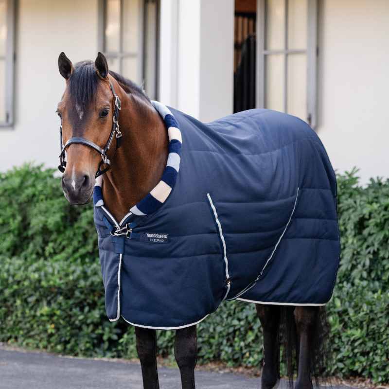 Horseware - ニューマーケット コージー ステーブル 厩舎用ブランケット ウィットニーネイビー 200g | - Ohlala