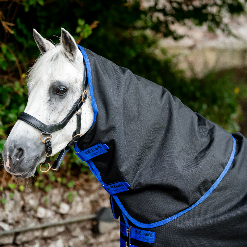Horseware - Ochraniacz szyi Amigo Ripstop Turnout czarny/ classic blue 150g | - Ohlala