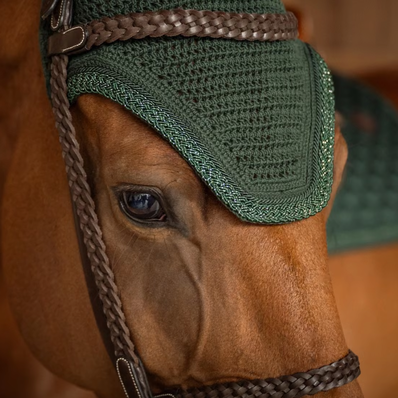 Kentucky Horsewear – ciemnozielone nauszniki Wellington z plecionym, połyskującym sznurkiem