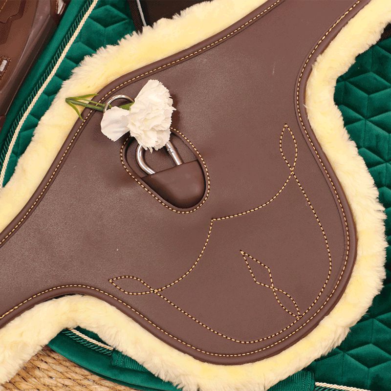 Kentucky Horsewear - Sattelgurt mit Lammfell-Schutzlatz braun | - Ohlala