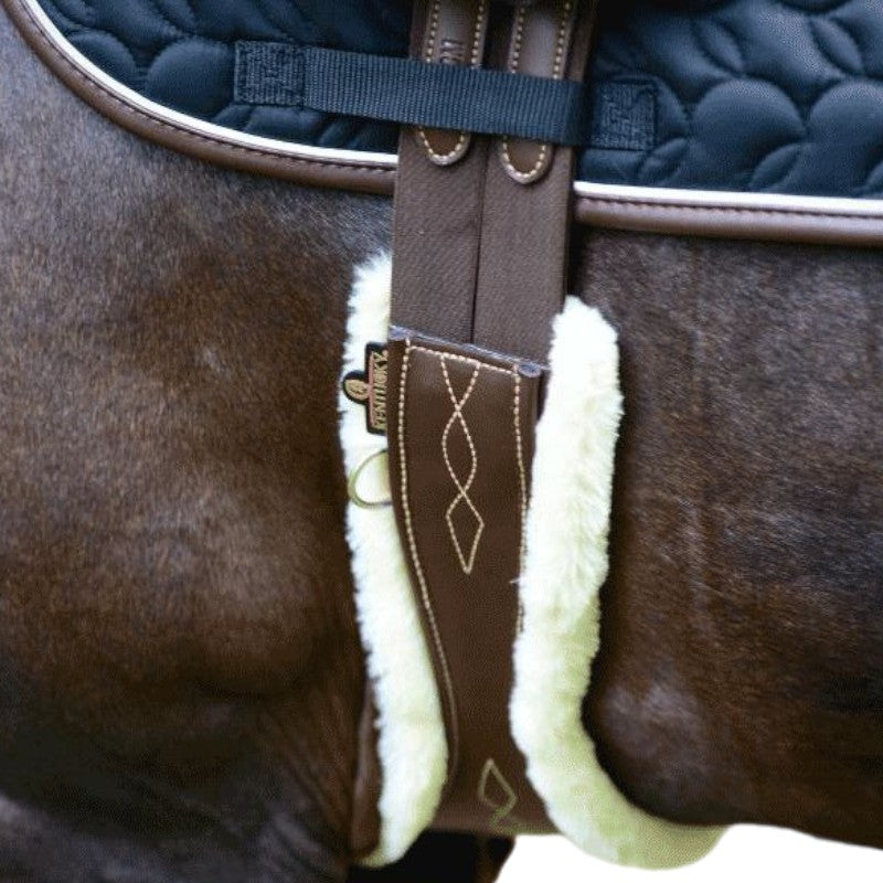 Kentucky Horsewear - Anatomiczny popręg owczy brązowy | - Ohlala