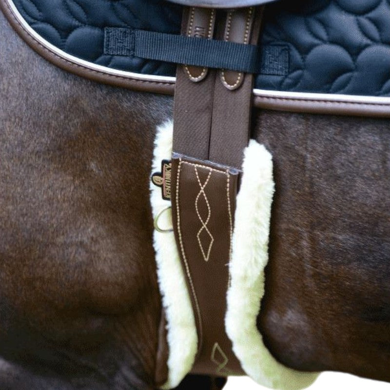 Kentucky Horsewear - Popręg anatomiczny z barankiem czarny | - Ohlala