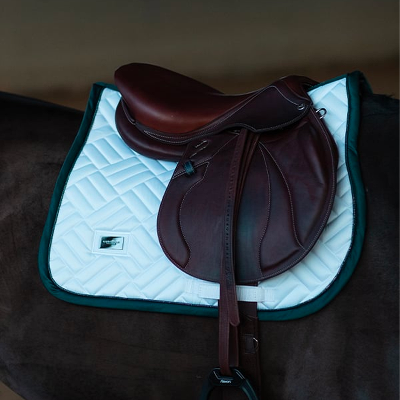 Equestrian Stockholm - ドラマティック・マンデー・モダン ホワイト サドルパッド | - Ohlala