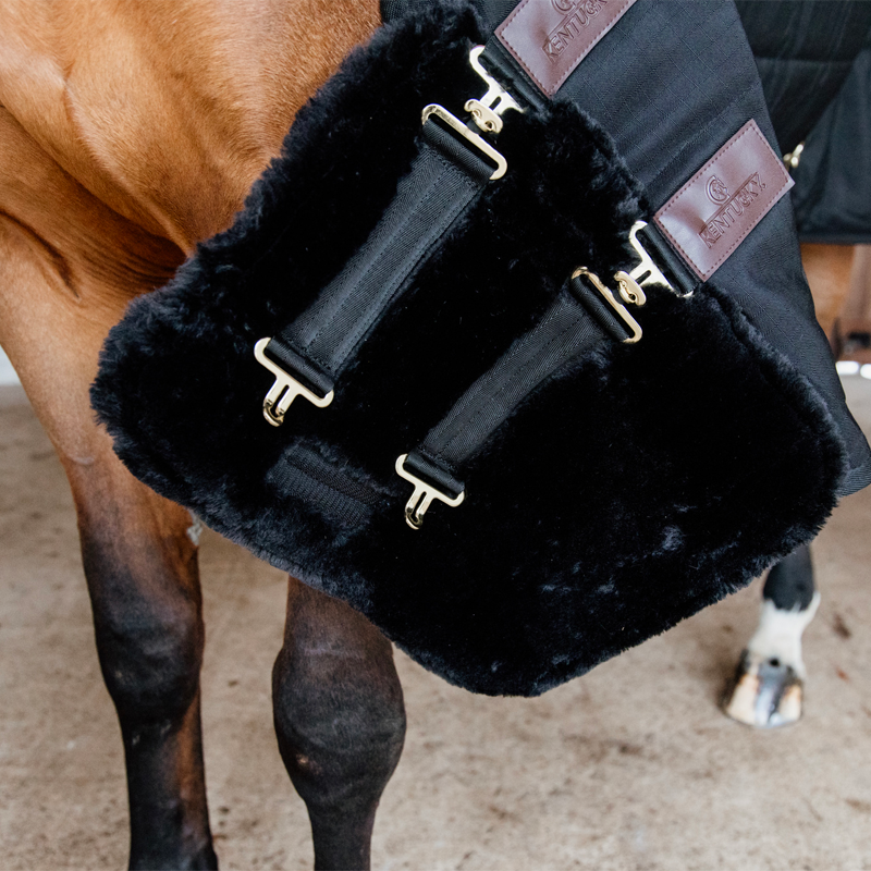 Kentucky Horsewear - Borstplaatverlenging vegan schapenvacht 2 gespen zwart | - Ohlala
