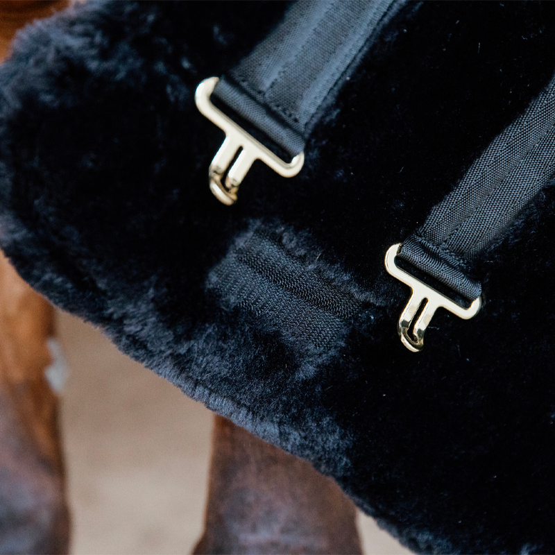 Kentucky Horsewear - Borstplaatverlenging vegan schapenvacht 2 gespen zwart | - Ohlala