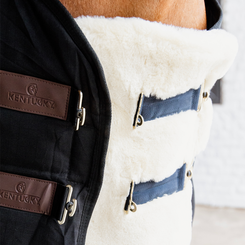 Kentucky Horsewear - Brustblatt-Verlängerung Vegan-Lammfell 2 Schnallen Beige | - Ohlala