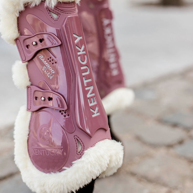 Kentucky Horsewear - Open beenbeschermers vegan schapenvacht Bamboo Elastic oud roze | - Ohlala