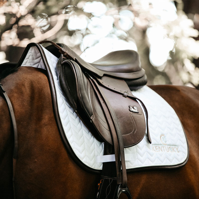 Kentucky Horsewear - フィッシュボーン ホワイト/レザー 馬場鞍パッド | - Ohlala