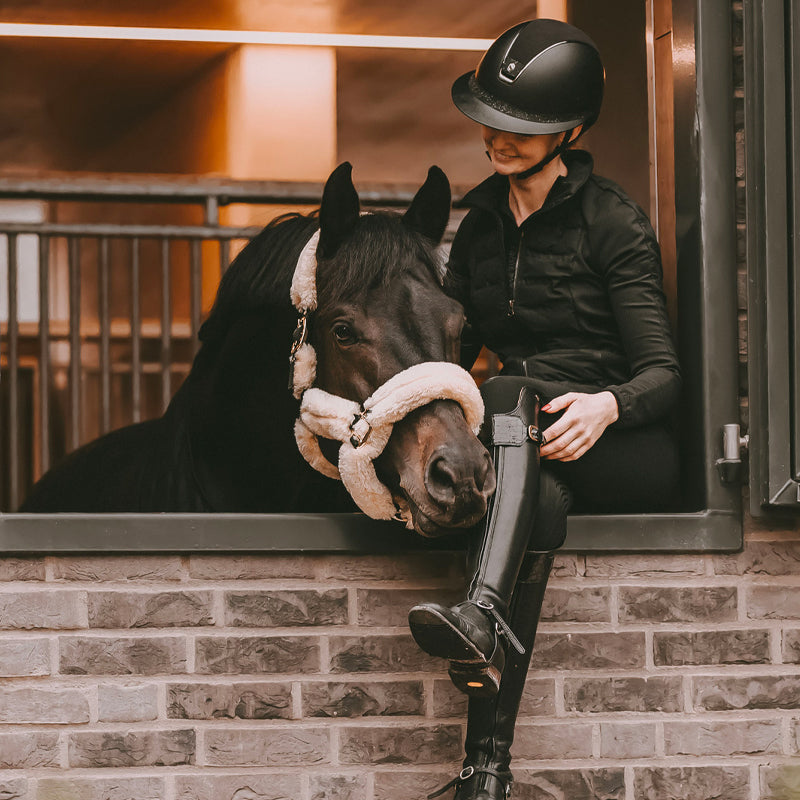 Kentucky Horsewear - 輸送用ホルター ホワイトシープスキン | - Ohlala