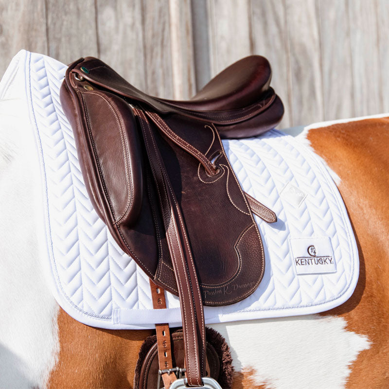 Kentucky Horsewear - Czaprak ujeżdżeniowy fishbone biały z numerami | - Ohlala