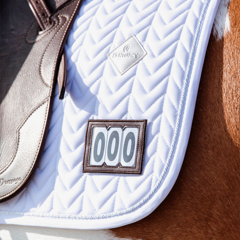Kentucky Horsewear - Czaprak ujeżdżeniowy fishbone biały z numerami | - Ohlala