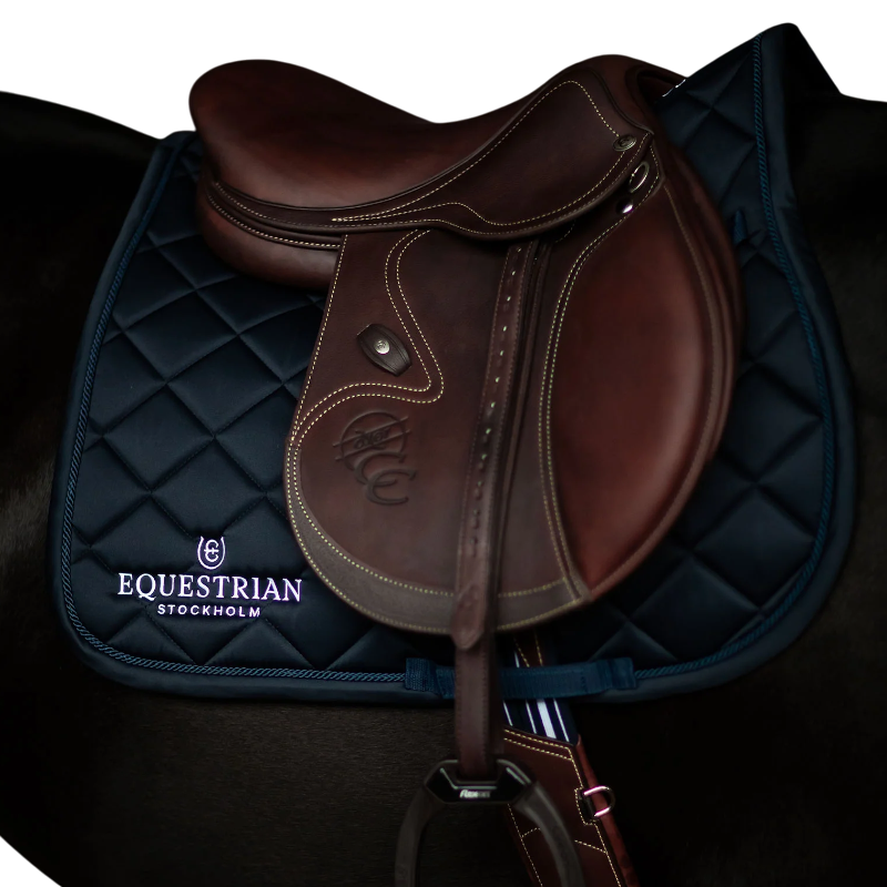 Equestrian Stockholm - Tapis de selle Line midnight blue | - Ohlala