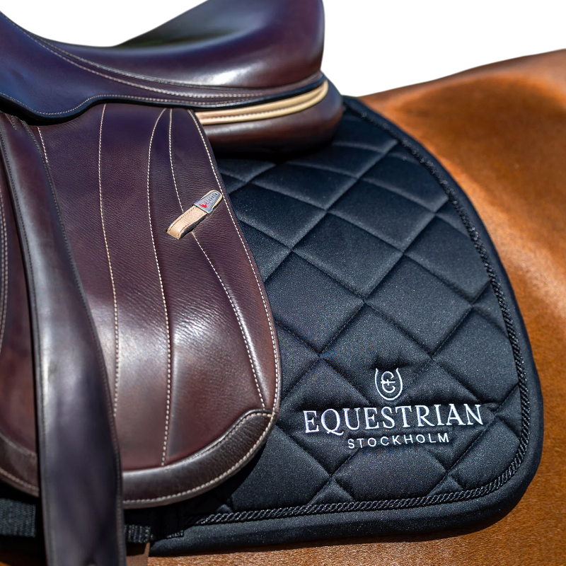Equestrian Stockholm - Tapis de selle Line noir | - Ohlala