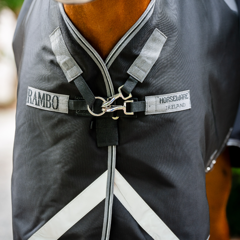 Horseware - Couverture d'extérieur Rambo Plus Turnout noir/ thunderstorm grey/ argent 100g | - Ohlala