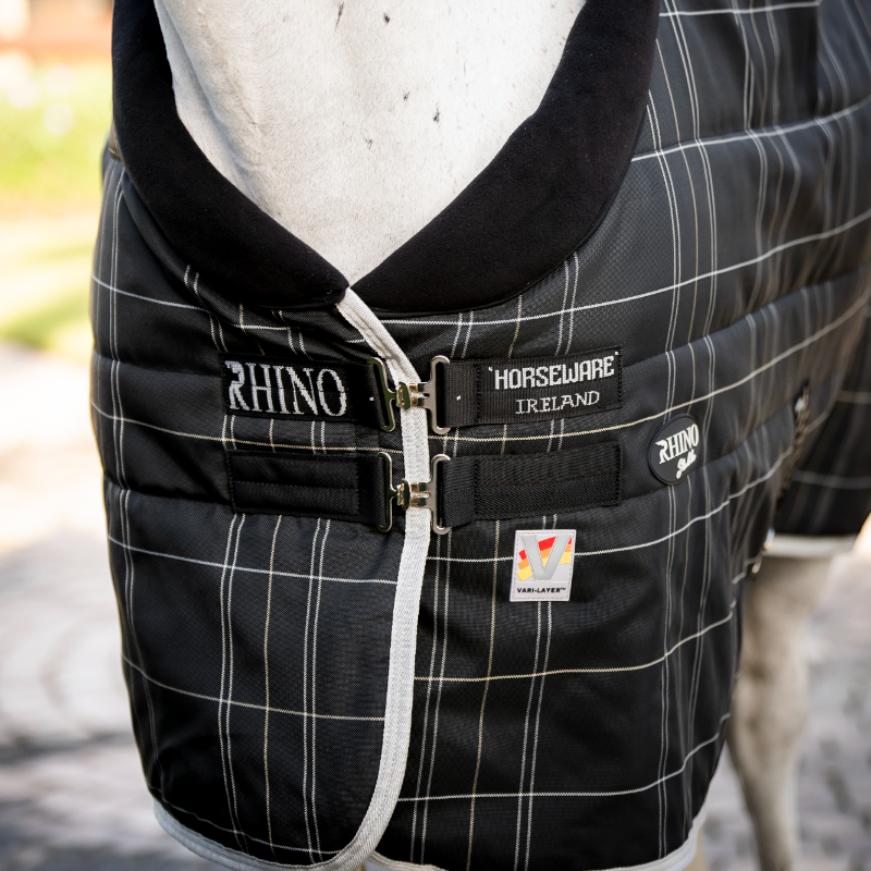 Horseware - Couverture de box Rhino Stable VL noir/ gris/ blanc à carreaux/ gris 350g
