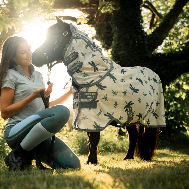 Horseware - Couverture anti-mouches Amigo Bug Rug Plus Petite dragonfly print/ argent/ bleu/ sauge | - Ohlala