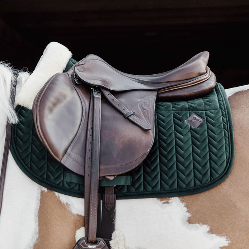 Kentucky Horsewear - Tapis de selle Skin Friendly Velvet vert sapin | - Ohlala