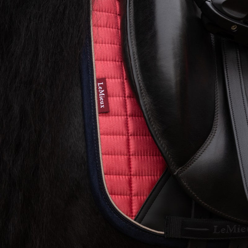 LeMieux - Tappeto da dressage Square in scamosciato cranberry | - Ohlala