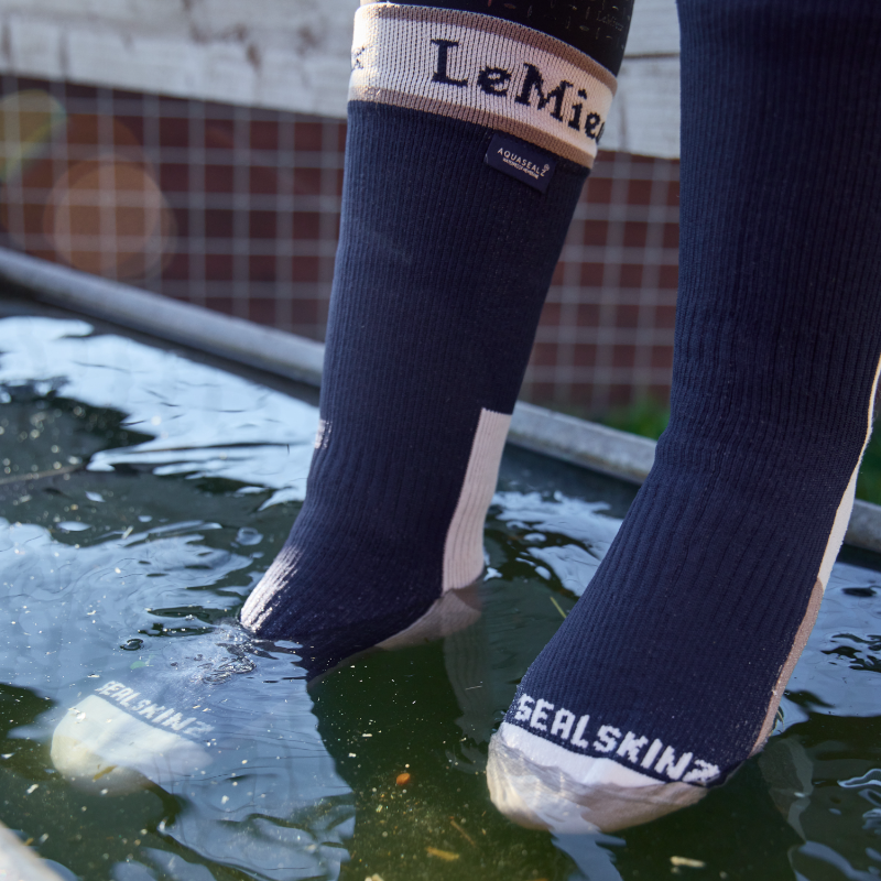 LeMieux - Chaussettes d'équitation imperméables Sealskinz marine | - Ohlala
