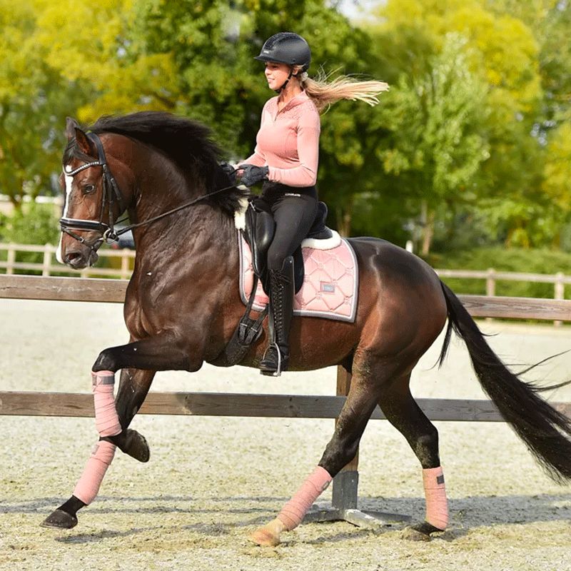 Equestrian Stockholm - Tapis de dressage Pink Pearl | - Ohlala