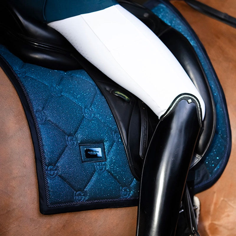 Equestrian Stockholm - Tapis de dressage Blue Meadow Glimmer | - Ohlala