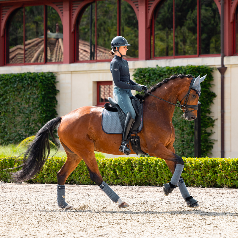 Lemieux - Tapis de dressage Square Suede Close Contact bleu jay | - Ohlala