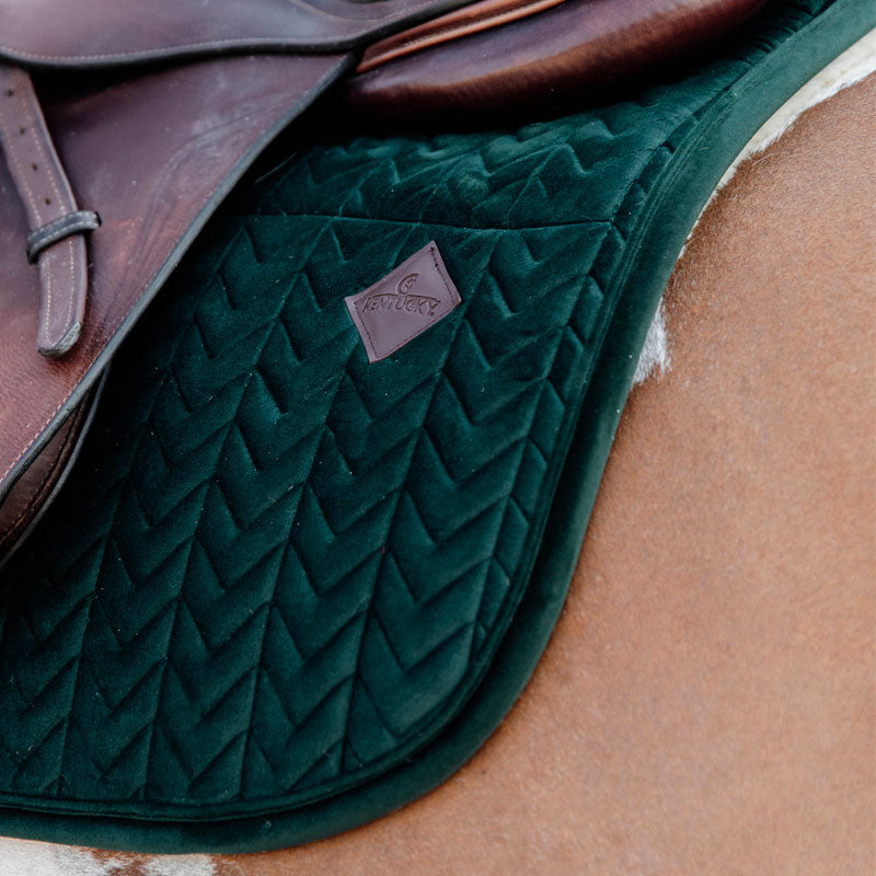 Kentucky Horsewear - Tapis de selle Skin Friendly Velvet vert sapin | - Ohlala